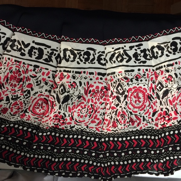 Pleated flowy skirt - Picture 2 of 6